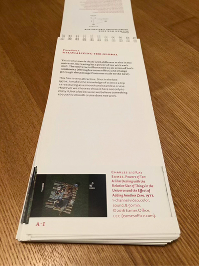 フィールドブックの内ページ。「Procedure 1: RELOCALIZING THE GLOBAL」と題し、チャールズ＆レイ・イームズ《Powers of Ten》（1977年）を参照しながら宇宙のスケール変化について論じるテキストが掲載されている。